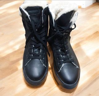 Scarpa Premiata imbottita in pelle nera