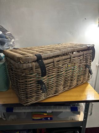 Baúl de mimbre y cuero