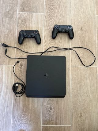 PS4 (PlayStation 4) Negra con Mando