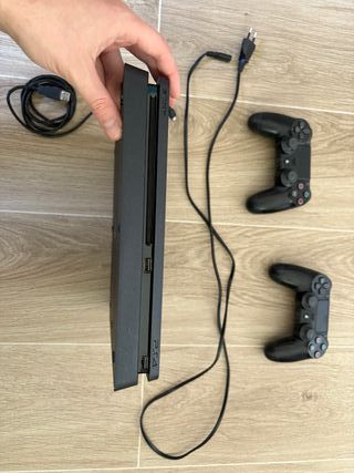 PS4 (PlayStation 4) Negra con Mando