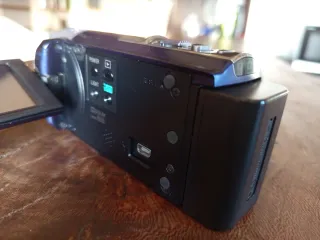 Cámara de vídeo Sony 4K azul/morada.