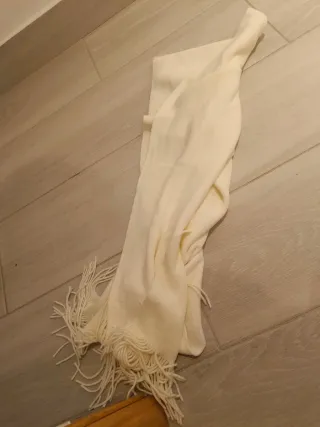 Bufanda blanca con flecos
