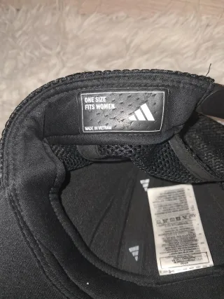 Gorra Adidas Negra, buena calidad.