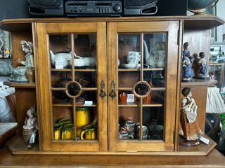 Aparador vitrina vintage madera y cristal