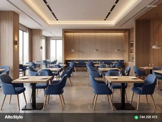 Sedie blu e tavoli per ristorante