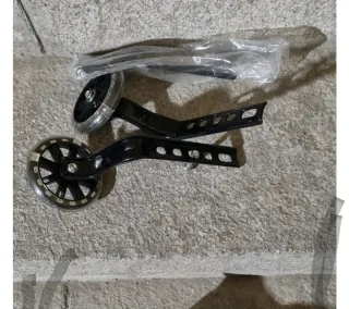 Bici infantil roja con ruedines