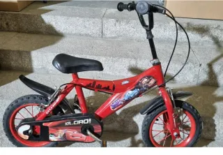 Bici infantil roja con ruedines