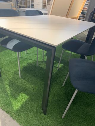 Mesa extensible acabado porcelánico y 4 sillas