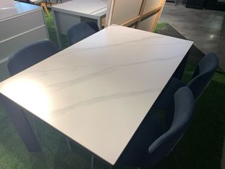 Mesa extensible acabado porcelánico y 4 sillas