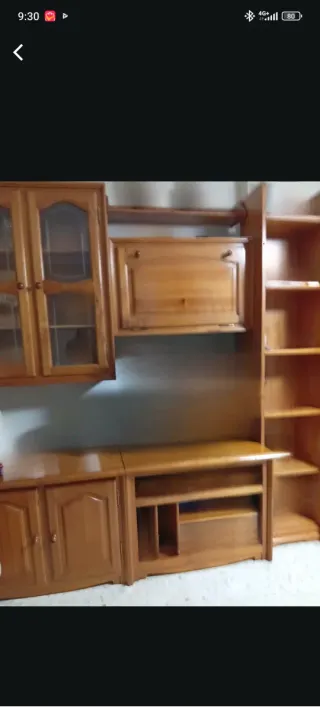 Mueble de salón de madera y cristal