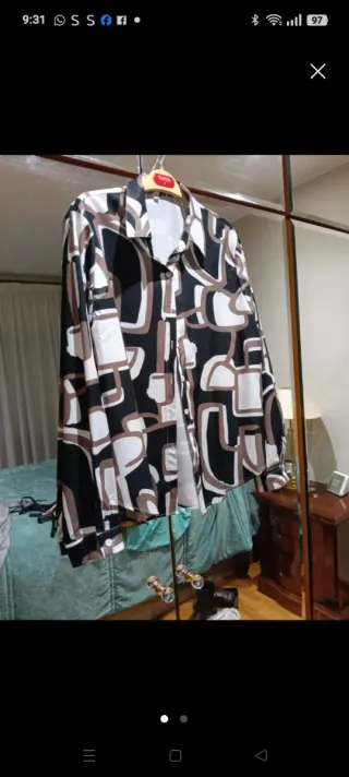 Blusa estampada con cremallera