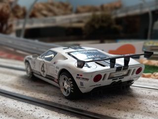 Coche de slot Hornby Ford GT blanco No 4