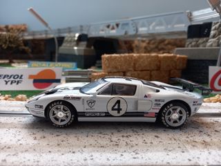 Coche de slot Hornby Ford GT blanco No 4
