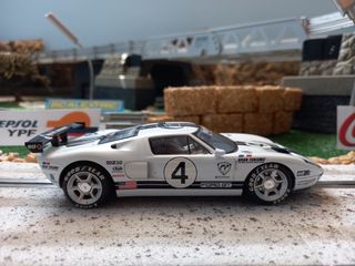 Coche de slot Hornby Ford GT blanco No 4