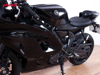 YAMAHA R7