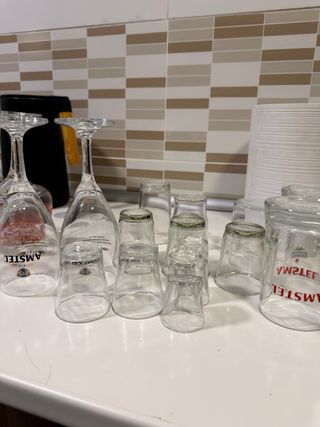 Juego de copas y vasos de bar