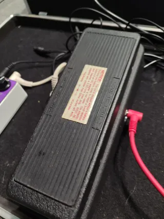 Maleta con pedales, wah wah, afinador, delay