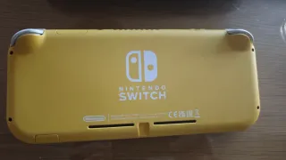 Nintendo Switch Lite Gialla + Giochi + Extra