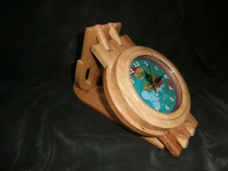 Reloj de madera decorativo con mapa mundial