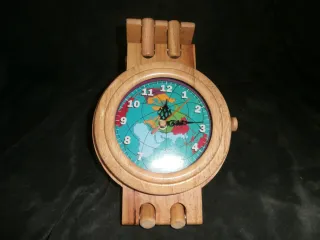 Reloj de madera decorativo con mapa mundial