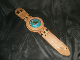 Reloj de madera decorativo con mapa mundial