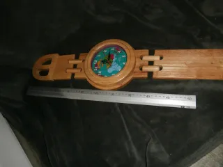 Reloj de madera decorativo con mapa mundial