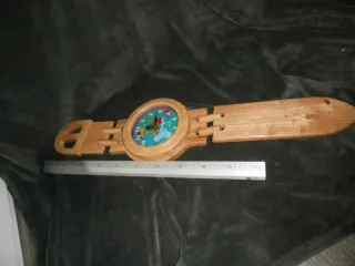 Reloj de madera decorativo con mapa mundial