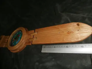 Reloj de madera decorativo con mapa mundial