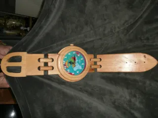 Reloj de madera decorativo con mapa mundial