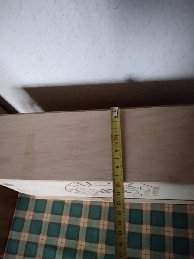 Caja de madera con asa de cuerda