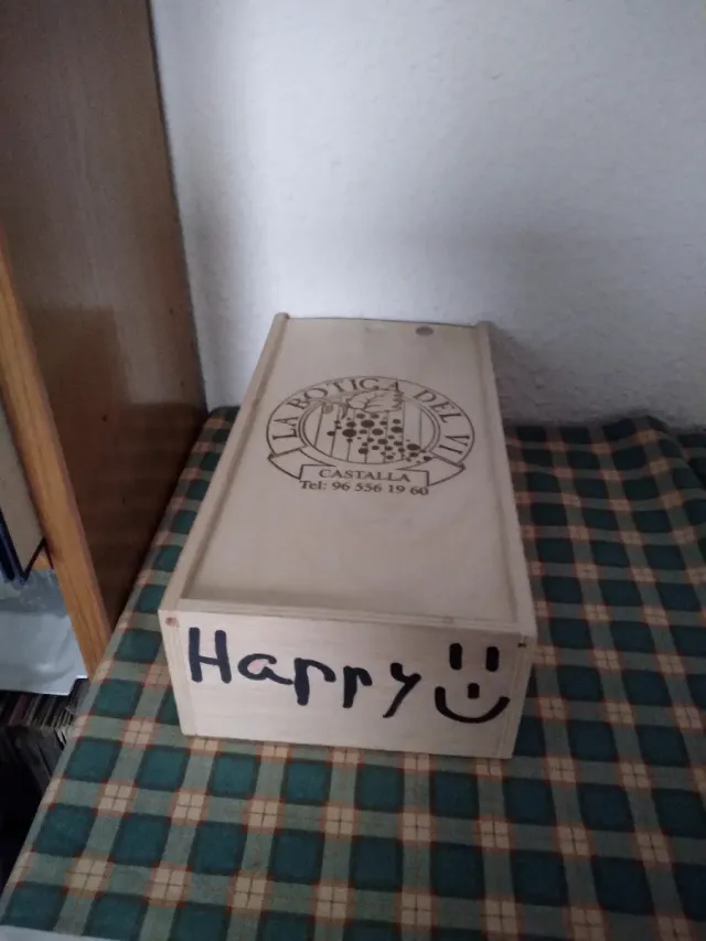 Caja de madera con asa de cuerda