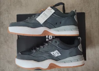 Tenis DC Shoes Grises y Blancos