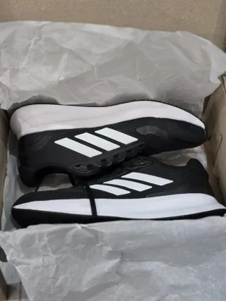 Zapatillas Adidas Negras y Blancas