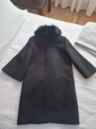 Abrigo Zara con cuello de pelo