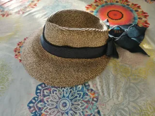 Tre cappelli di paglia da donna