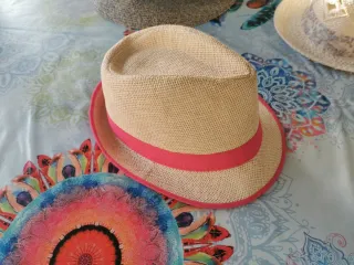 Tre cappelli di paglia da donna