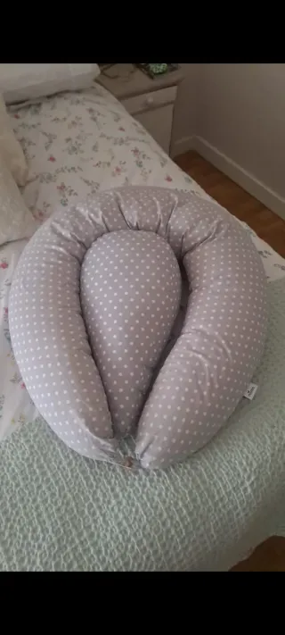 Cojín de lactancia gris con lunares blancos