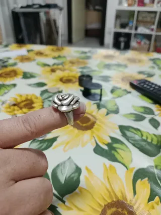 Anillo de plata con diseño de rosa