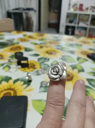 Anillo de plata con diseño de rosa