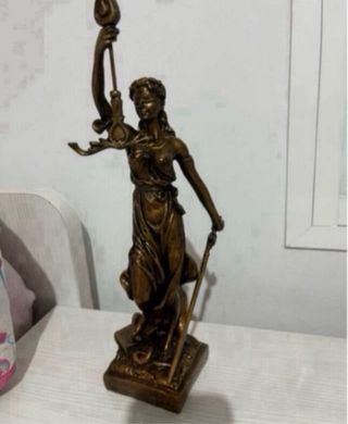Figura Justicia Dama Balanza Antorcha