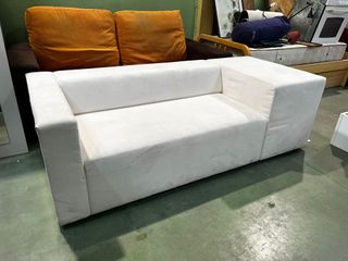 Sofá blanco y naranja de tela