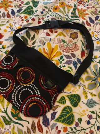 Riñonera negra con círculos multicolor