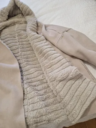 Chaqueta de pelo beige con capucha.Muy calentita