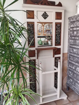 Mueble de entrada beige y marrón con espejo