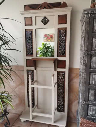 Mueble de entrada beige y marrón con espejo