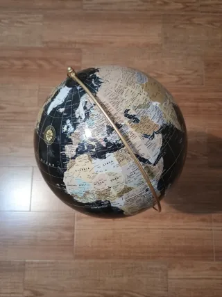 Globo Terraqueo Negro y Dorado Decoración