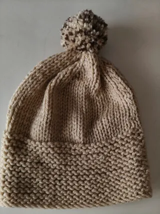 Gorro de lana beige con pompón