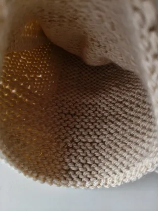 Gorro de lana beige con pompón