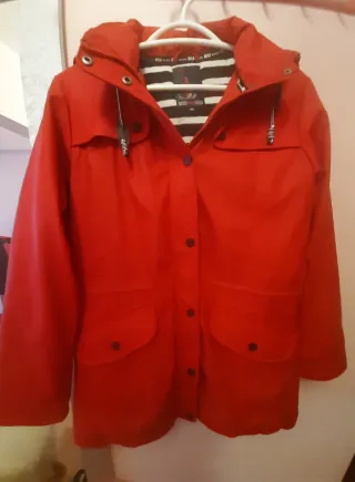 Chaqueta impermeable roja