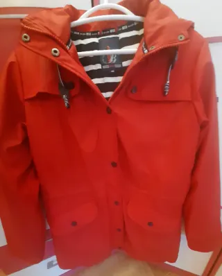 Chaqueta impermeable roja